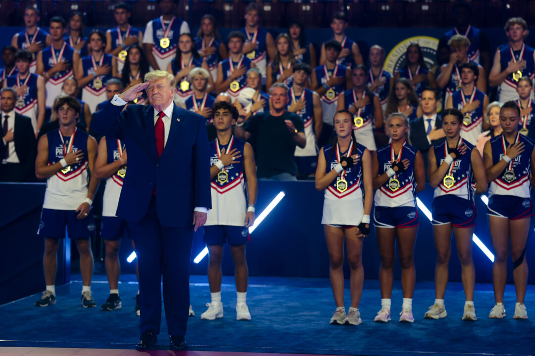Президент Дональд Трамп отдает честь на Играх патриотов 2026 года в Академии SPIRE в Женеве, штат Огайо, 11 августа 2026 года. Игры патриотов — это соревнования по легкой атлетике для молодежи, в которых участвуют учащиеся в возрасте от 14 до 17 лет со всей страны, посвященные 250-летию независимости страны. (Анна Монемейкер/Getty Images)