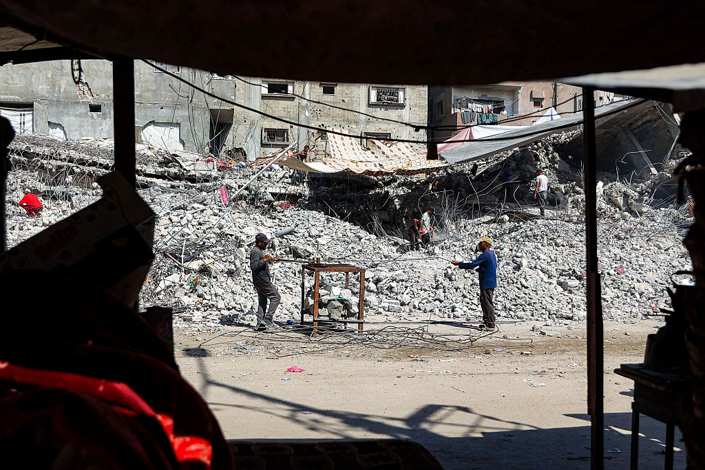TOPSHOT-PALESTINIAN-ISRAEL-CONFLICT-GAZA-RECYCLING-RECONSTRUCTION