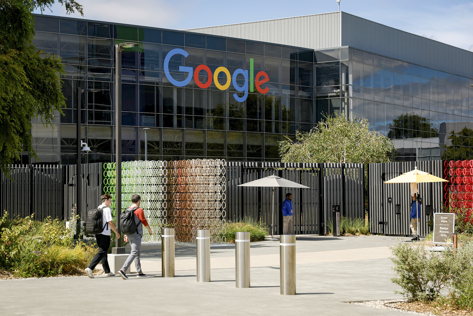 Люди проходят мимо здания на территории штаб-квартиры Google в Маунтин-Вью, штат Калифорния, 23 июля 2025 года. (Джастин Салливан/Getty Images)