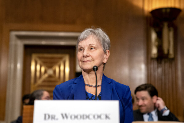 Top FDA Official Urged Fauci, NIH Head to Study Problems After COVID-19 Vaccination