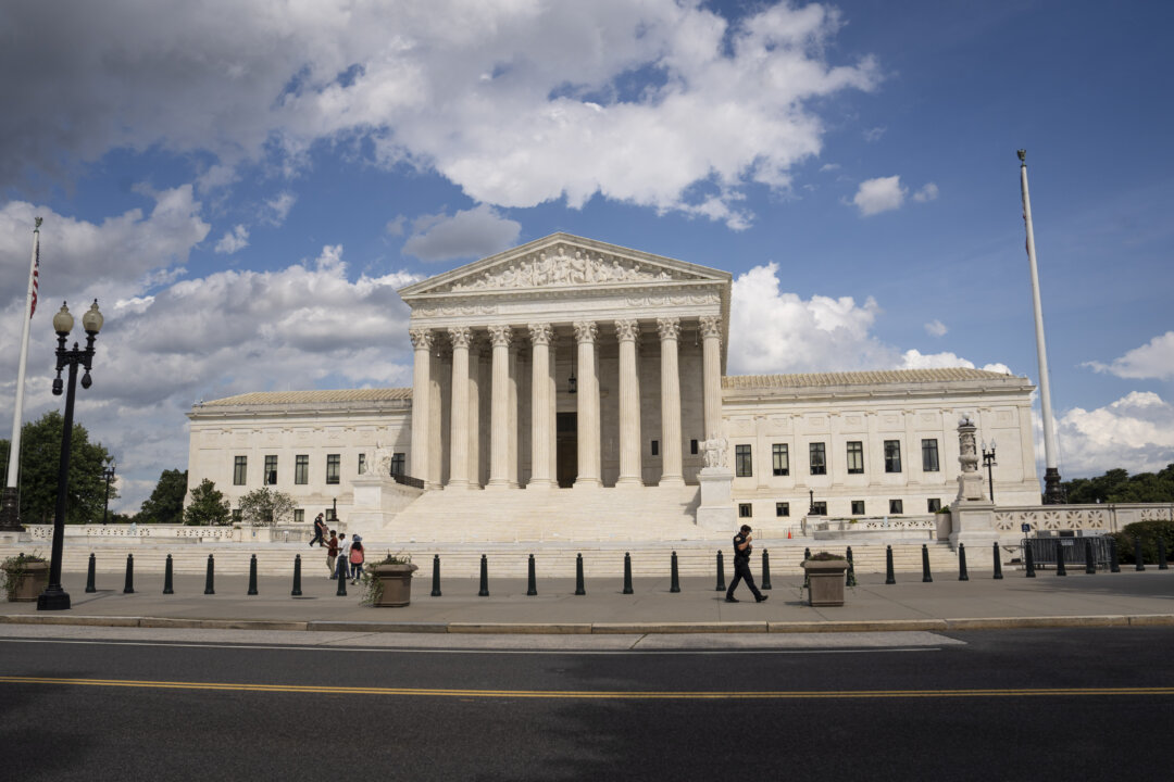 Supreme Court Chief Justice Pauses Block on White House Ballroom Construction