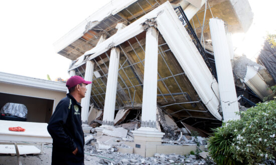 Thousands in Indonesia Await Aid After Quake Kills 68, Overshadowing Independence Day