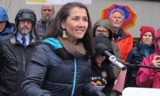 Democrat Peltola, Republican Sullivan Advance to November Race for Alaska’s Senate Seat
