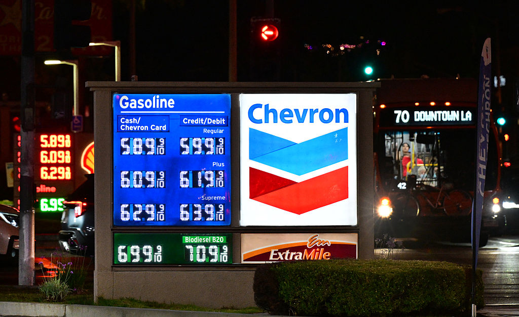 Oil Climbs on Middle East Supply Risks as US Tightens Pressure on Iran