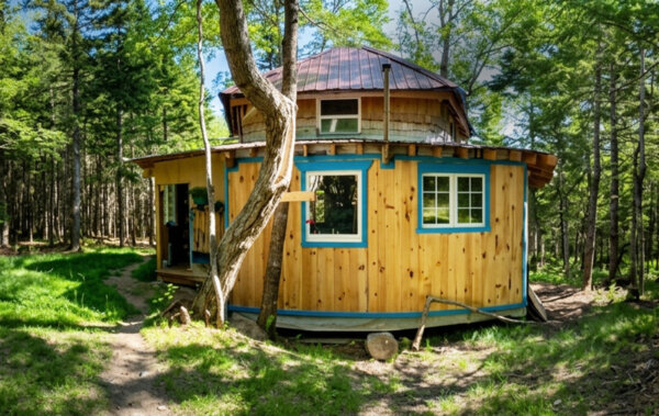 Canadian Man Builds Off-Grid Homestead to Escape the Rat Race
