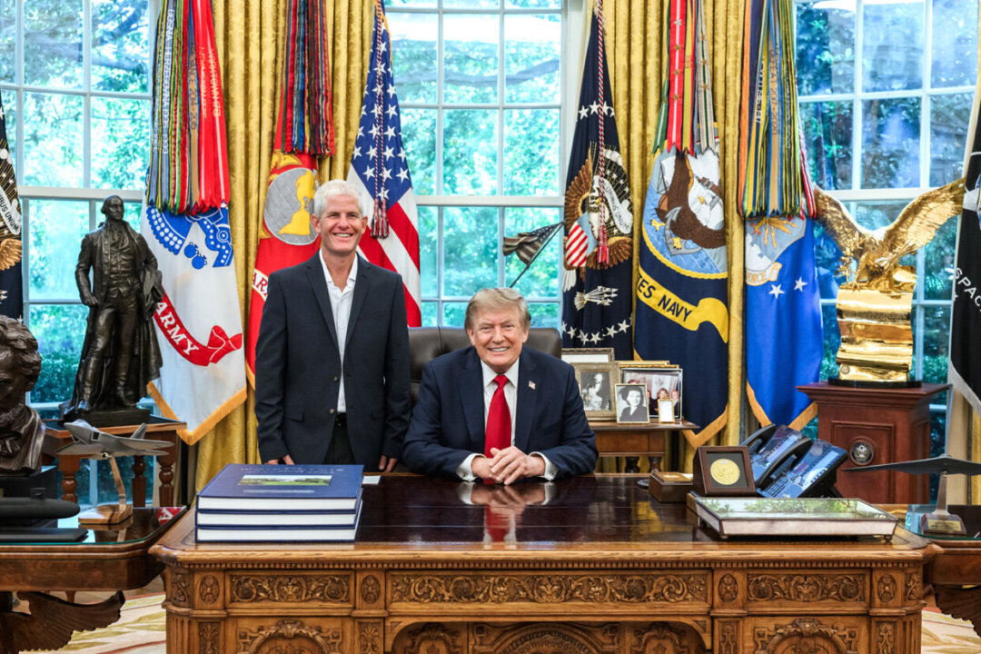 “Trump Welcomes Heroic Missionary Pilot at White House!”