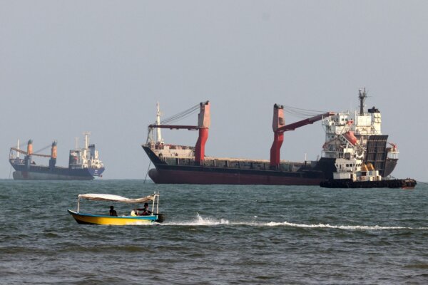 US, Iran Dig In on Positions During Strait Stand-Off