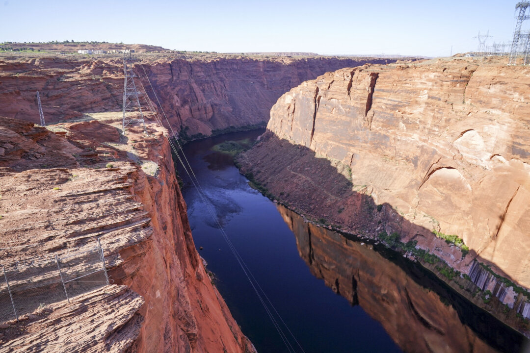 “Federal Government Allows Reduction of Colorado River Water Across Western States”