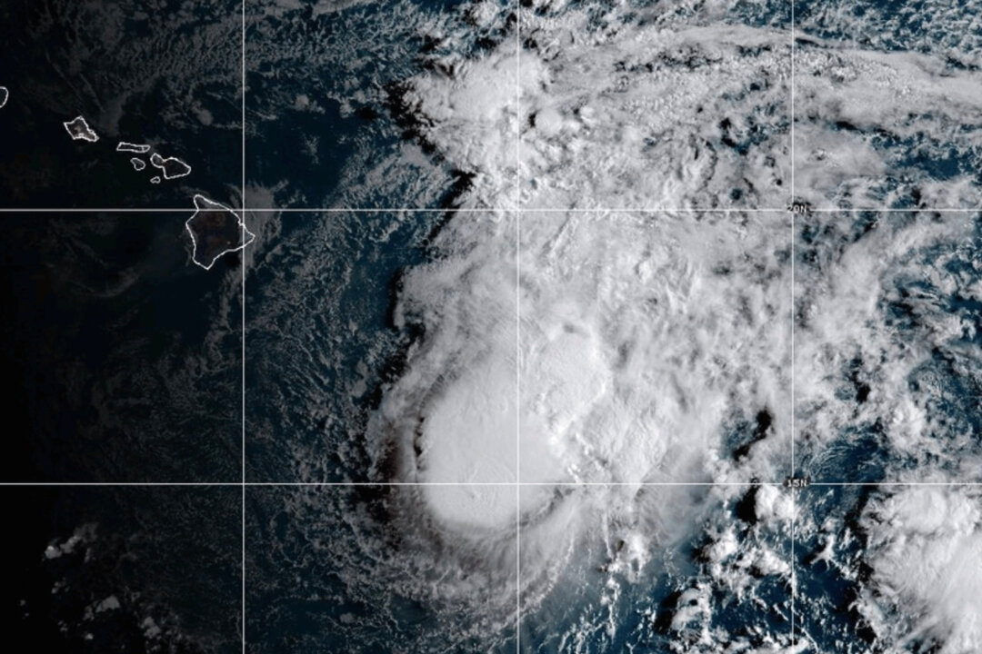 “Alert: Strong Winds as Tropical Storm Moke Approaches Hawaii”