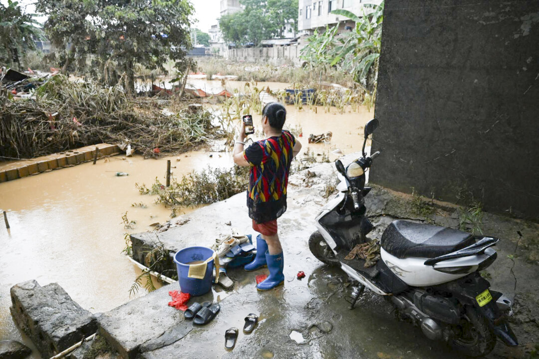 Record Flooding Leaves Guangxi Residents Stranded Without Food, Water, Power
