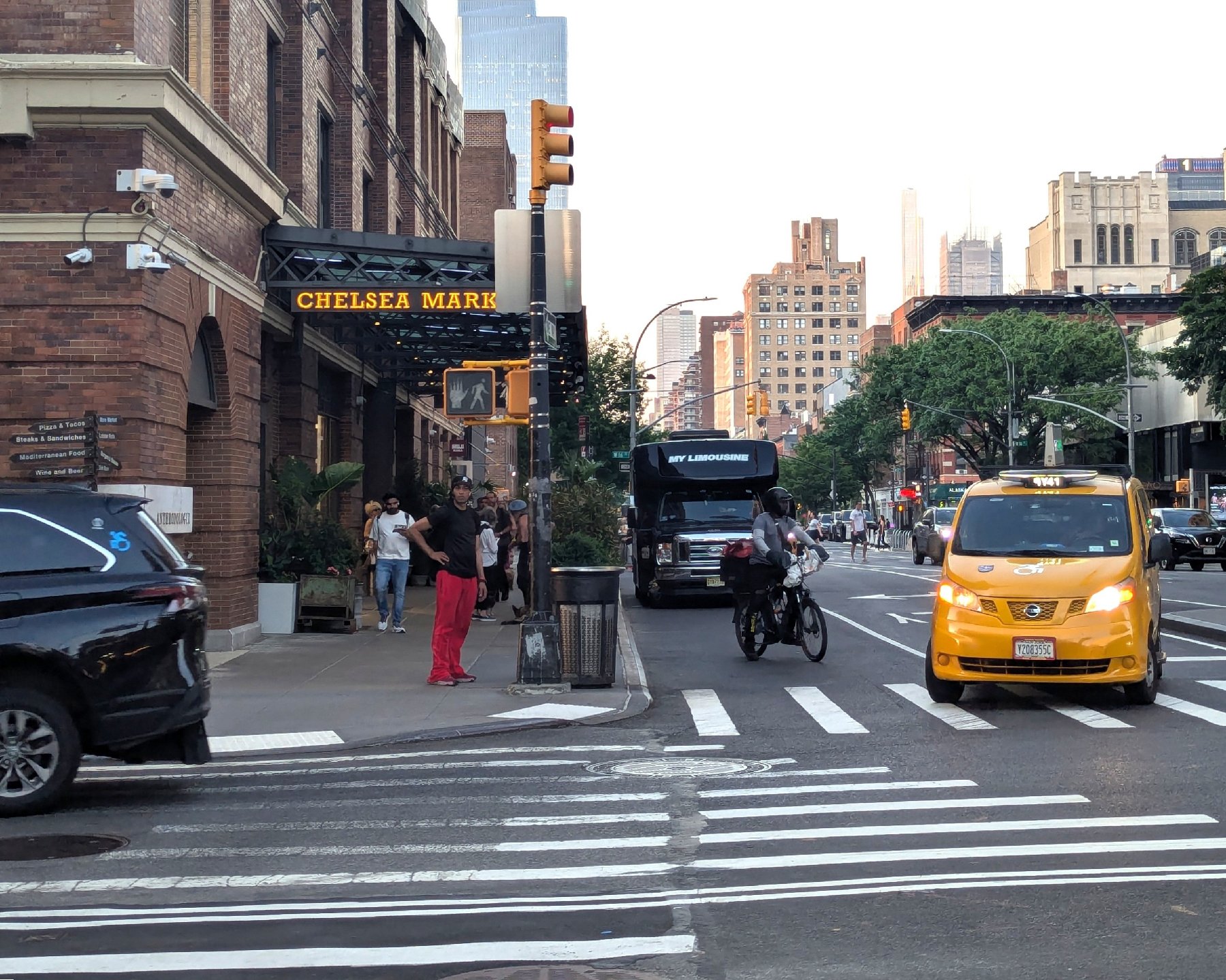В южной части парка High Line, на первом этаже исторического здания компании Nabisco, расположены фуд-холл и магазины Chelsea Market. (Фото Афины Лусеро)