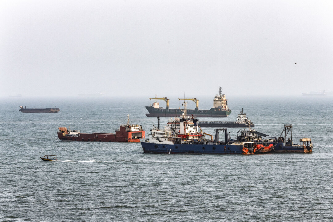 Tanker Hit in Strait of Hormuz as Iran, Oman Pursue New Shipping Deal