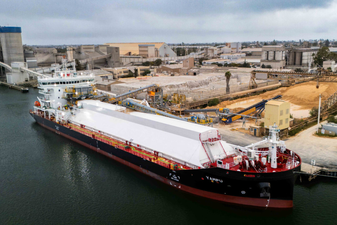 Australia Launches World’s First Battery-Powered Self-Unloading Bulk Carrier