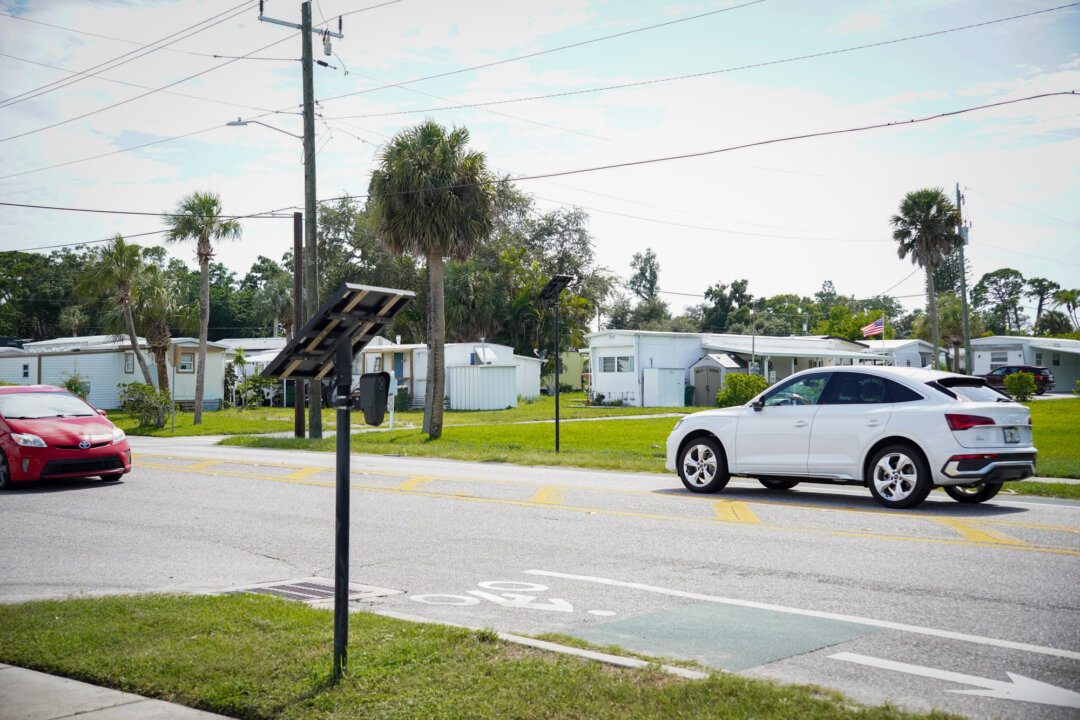 Камеры видеонаблюдения Flock Safety установлены по обеим сторонам дороги Bradenton Road в Сарасоте, штат Флорида, 21 августа 2026 года. (Джейкоб Бург/The Epoch Times)