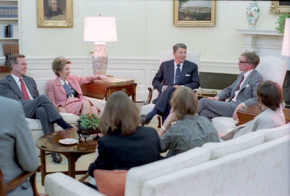 (Clockwise from left) President Ronald Reagan (3rd)  meeting with newly released journalist Nicholas Daniloff (4th) and others in the Oval Office. White House Photographic Office. (Public Domain)