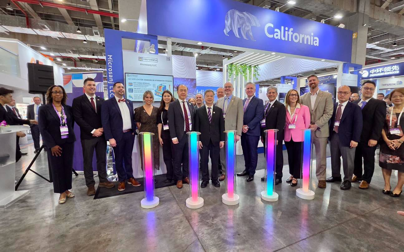 Участники позируют у стенда компании California во время выставки SEMICON Taiwan 2026 в Тайбэе 2 сентября 2026 года. (Фото предоставлено Американским институтом на Тайване)