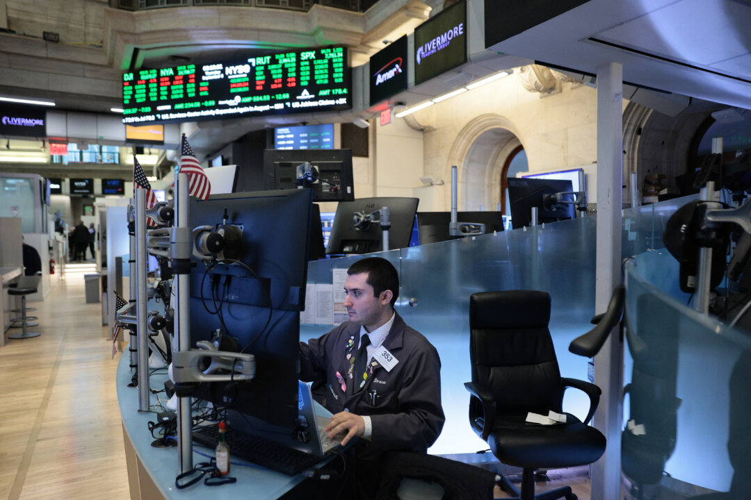 Wall Street Review: Stocks Mixed Amid Oil Surge, Strong Job Growth
