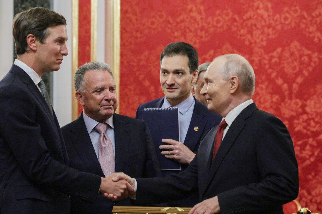 Putin Meets US Envoys as Russia Halts Strikes on Kyiv for 72 Hours