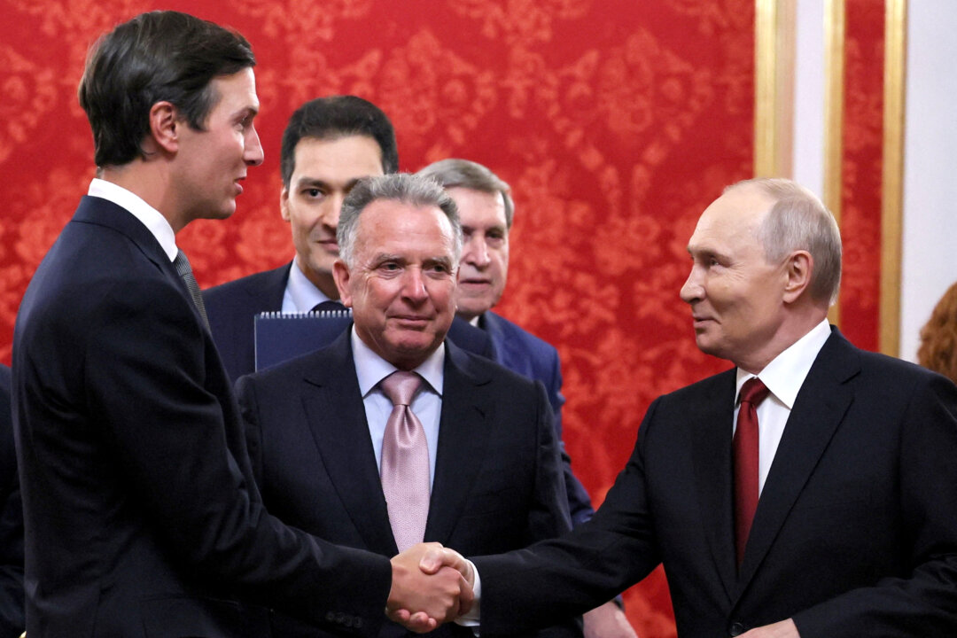 Kremlin Says Peace Talks Useful as US Envoys Leave Moscow for Kyiv