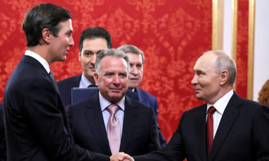 Putin Meets US Envoys as Russia Halts Strikes on Kyiv for 72 Hours