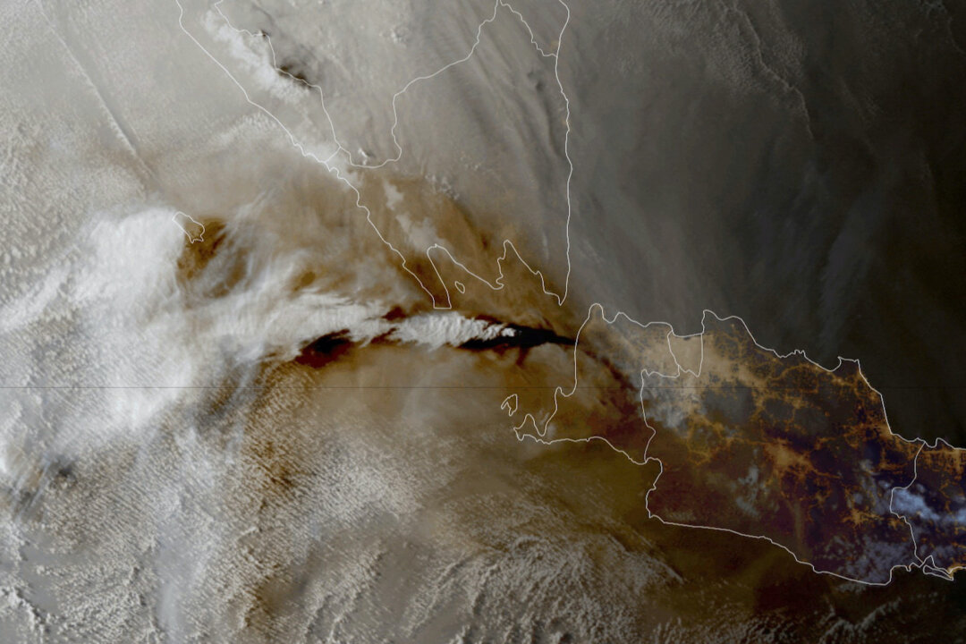 Indonesia’s Anak Krakatau Eruption Halts Flights, Schools, Fishing
