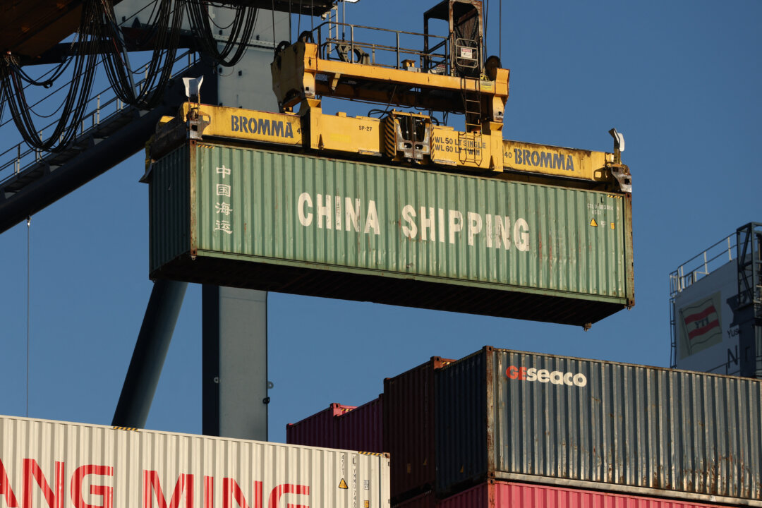China’s Exports Boom Helps Power Surplus to $805 Billion Amid Global Concerns