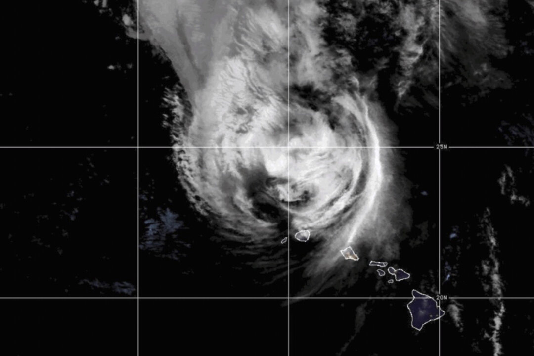 Hawaii’s Western Islands Hit by Fierce Winds From Hurricane Lowell, Leaving Extensive Damage