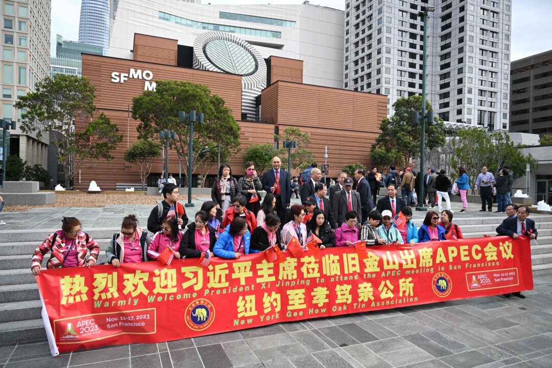 Free Flights and Free Hotels: Recruiters Line Up Crowds to Welcome Xi in Washington