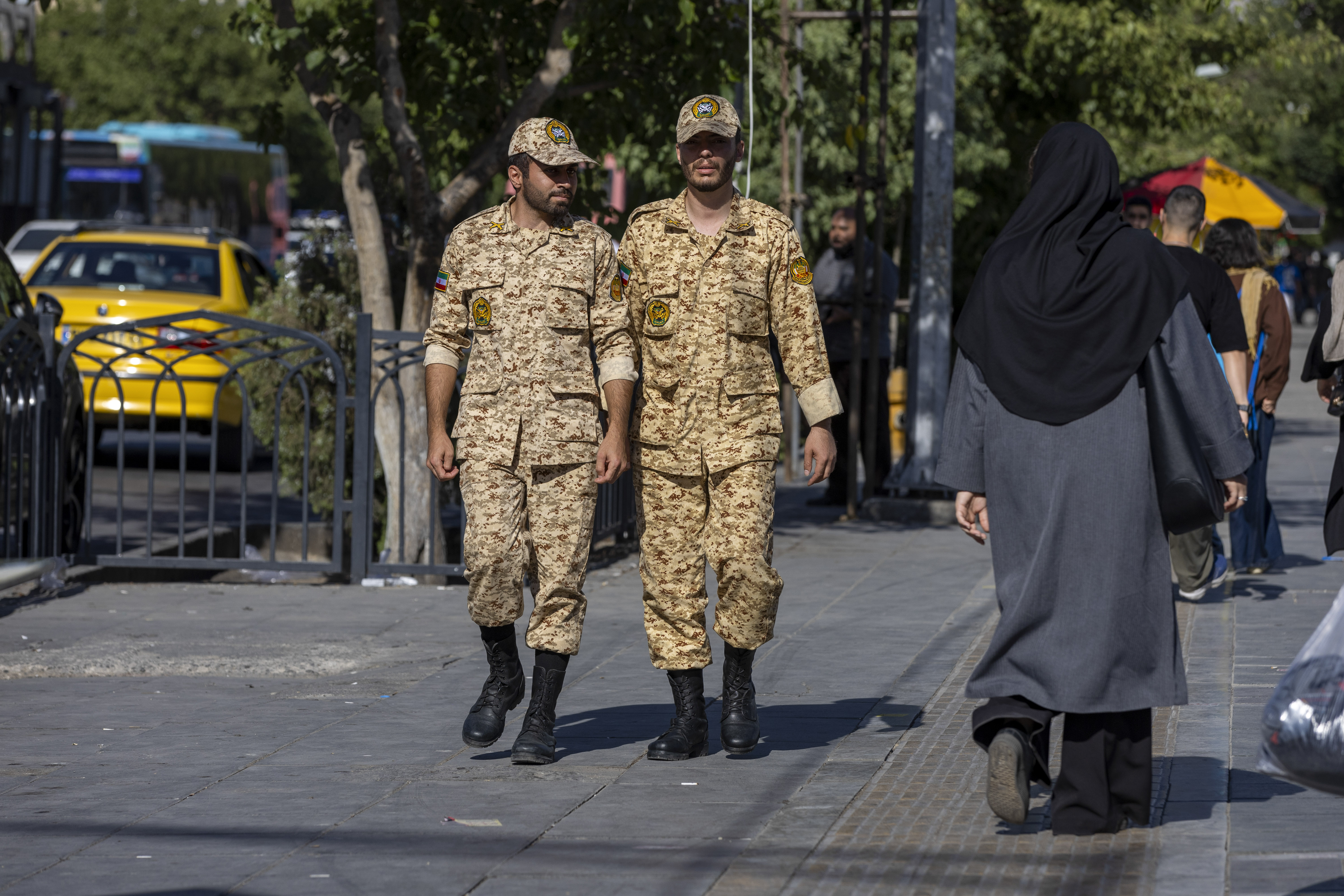 Военнослужащие идут по улице в Тегеране, Иран, 15 июня 2026 года. (Majid Saeedi/Getty Images)