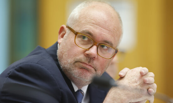 Australian Minister Rejects Bill Gates’ AI Token Tax, Warns Against ‘Loser Narrative’