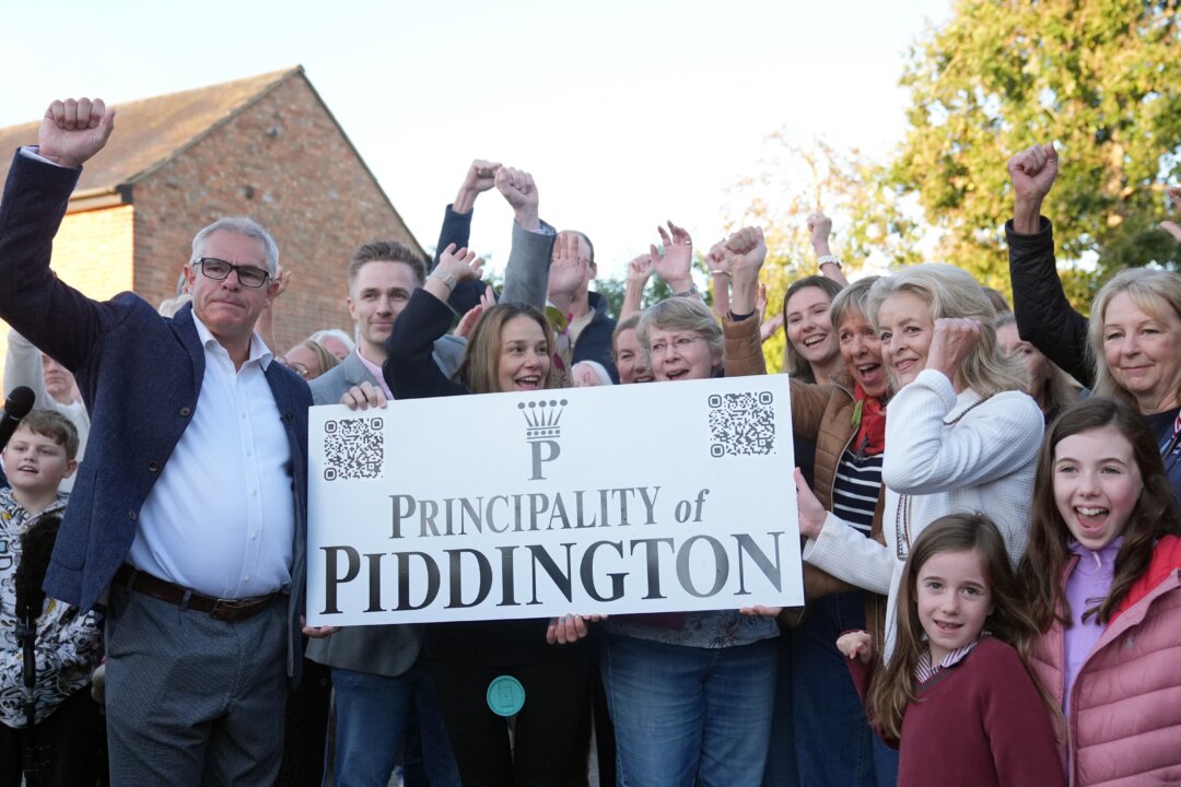 Tiny English Village Votes for Independence From UK Over Migrant Camp Plans