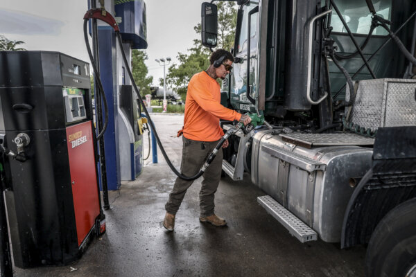 Trump Backs Temporary Diesel Export Ban as Fuel Costs Ripple Through Economy