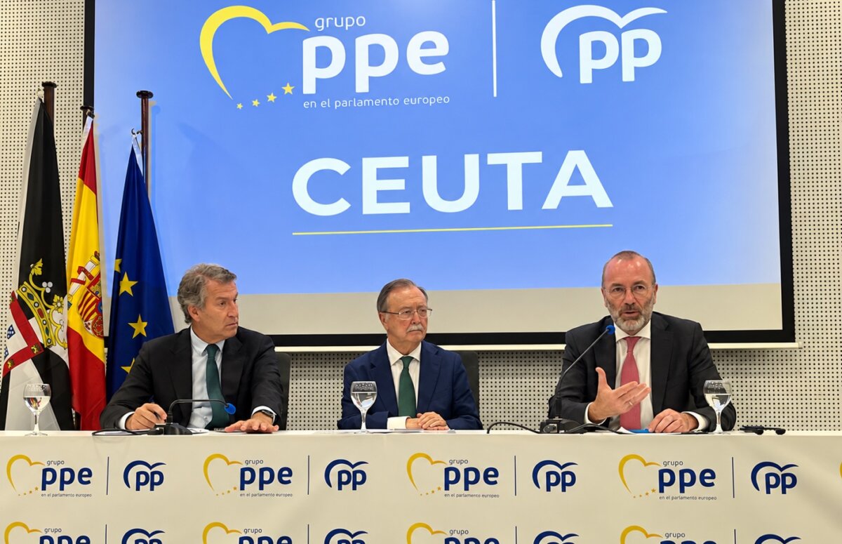 (L-R) PP leader Alberto Núñez Feijóo, Ceuta President Juan Jesús Vivas, and EPP president Manfred Weber at a joint press conference in Ceuta, Spain, on Sept. 21, 2026. (Etienne Fauchaire/The Epoch Times)