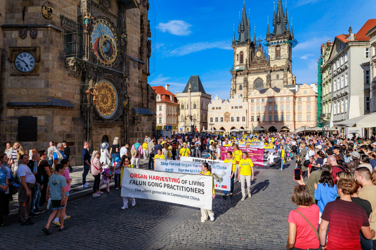 More than 2,000 Falun Gong practitioners across Europe join a parade in Prague, Czech Republic, on Sept. 19, 2026. (Zhang Qingyao/The Epoch Times)