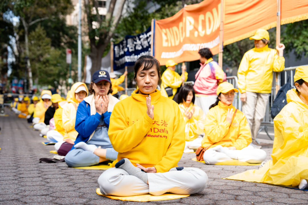 Falun Gong Practitioners Protest by Doing Tranquil Exercises Outside UN General Assembly