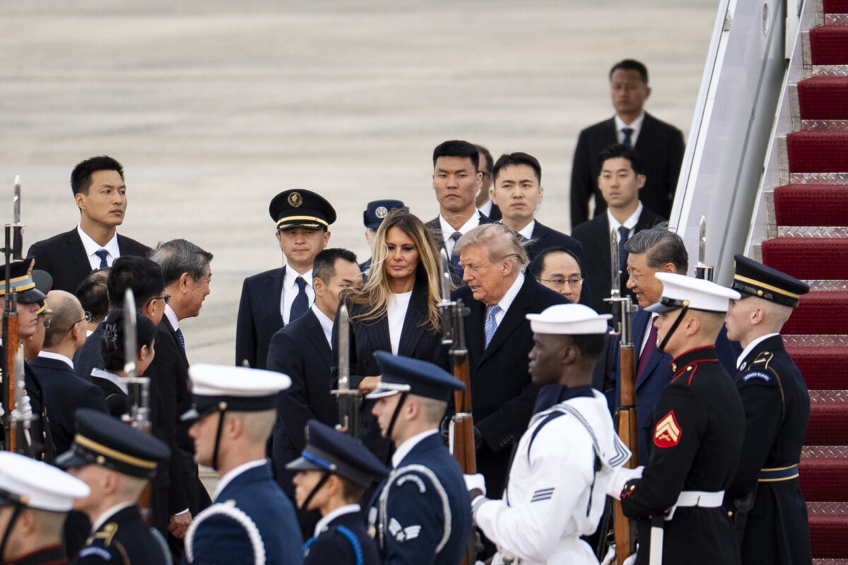U.S. President Donald Trump and First Lady Melania Trump welcome Chinese leader Xi Jinping and his wife, Peng Liyuan, at Joint Base Andrews, Md., on Sept. 23, 2026. (Madalina Kilroy /The Epoch Times)
