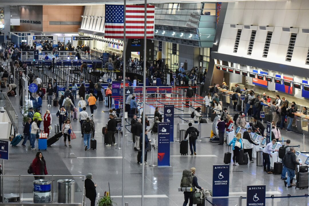 Airlines Offer Free Flight Changes as Nor’easter Threatens Weekend Travel