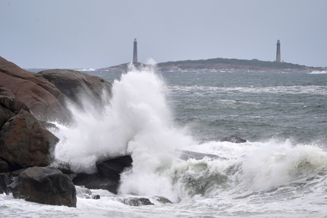 Nor’easter Leaves Over 100,000 Without Power, Cancels Hundreds of Flights