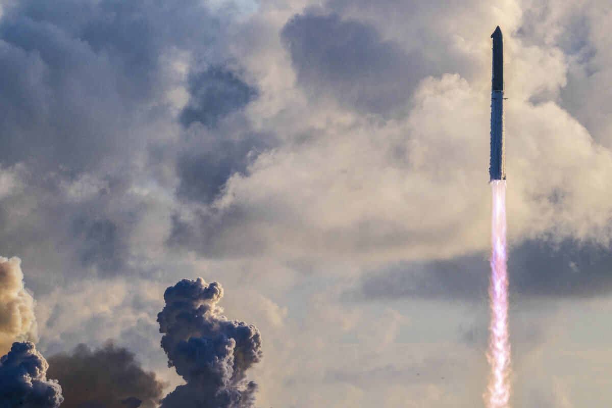 Starship Flight 14 takes off from its launch pad at Boca Chica Beach in Boca Chica Beach, Texas, on Sept. 28, 2026. (Brandon Bell/Getty Images)