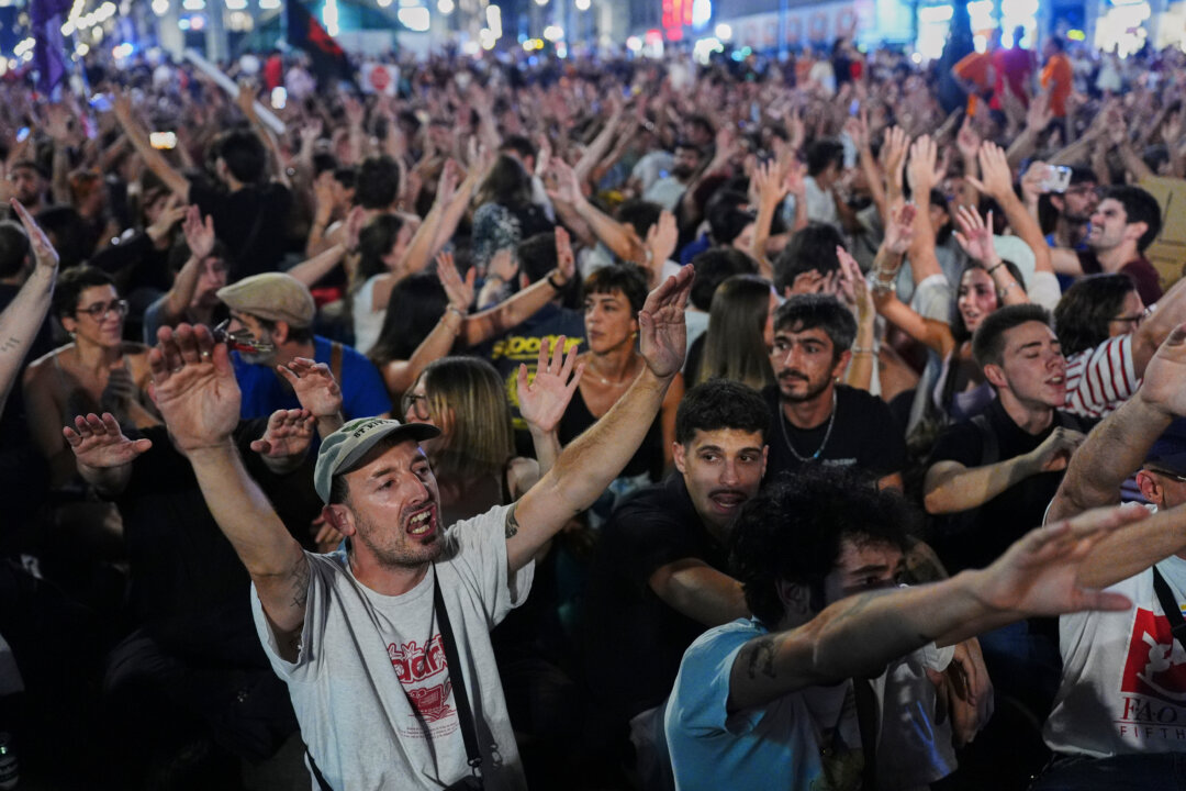 Cover image for Spain Freezes Evictions by Investment-Fund Landlords After Protests Over 87-Year-Old Tenant