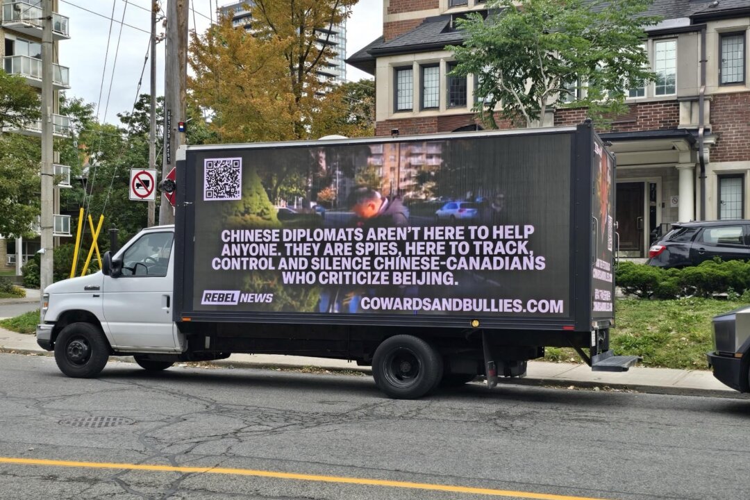 Digital Billboard Truck Seeking to Identify Attacker of Falun Gong Practitioner Arrives at Toronto Chinese Consulate