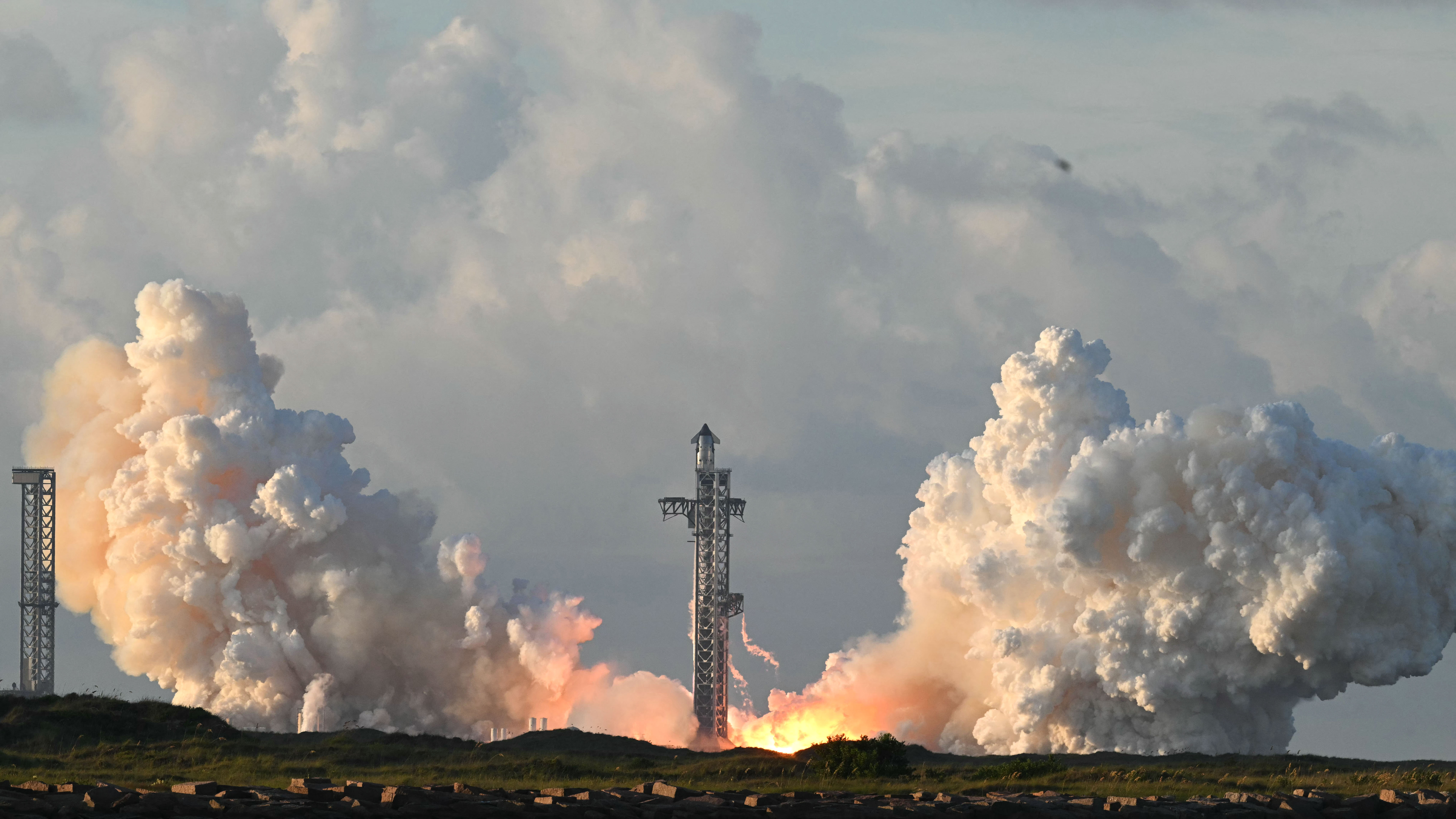 FlyDubai Flight Rescued, SpaceX Starship Flight 14, and US Military Withdrawal From Iraq