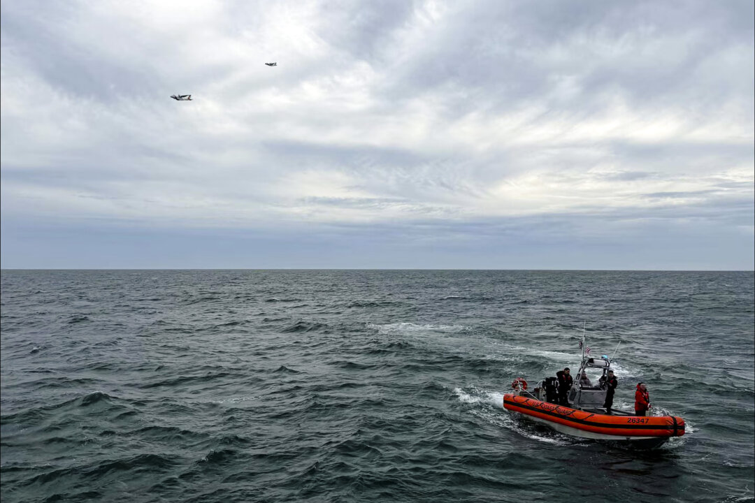 US Coast Guard Suspends Search for 6 Aboard Canadian Air Ambulance
