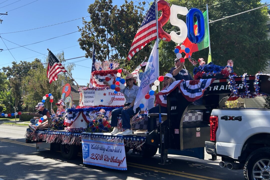 Bay Area Residents March in Parade of Champions, Praise American Freedom