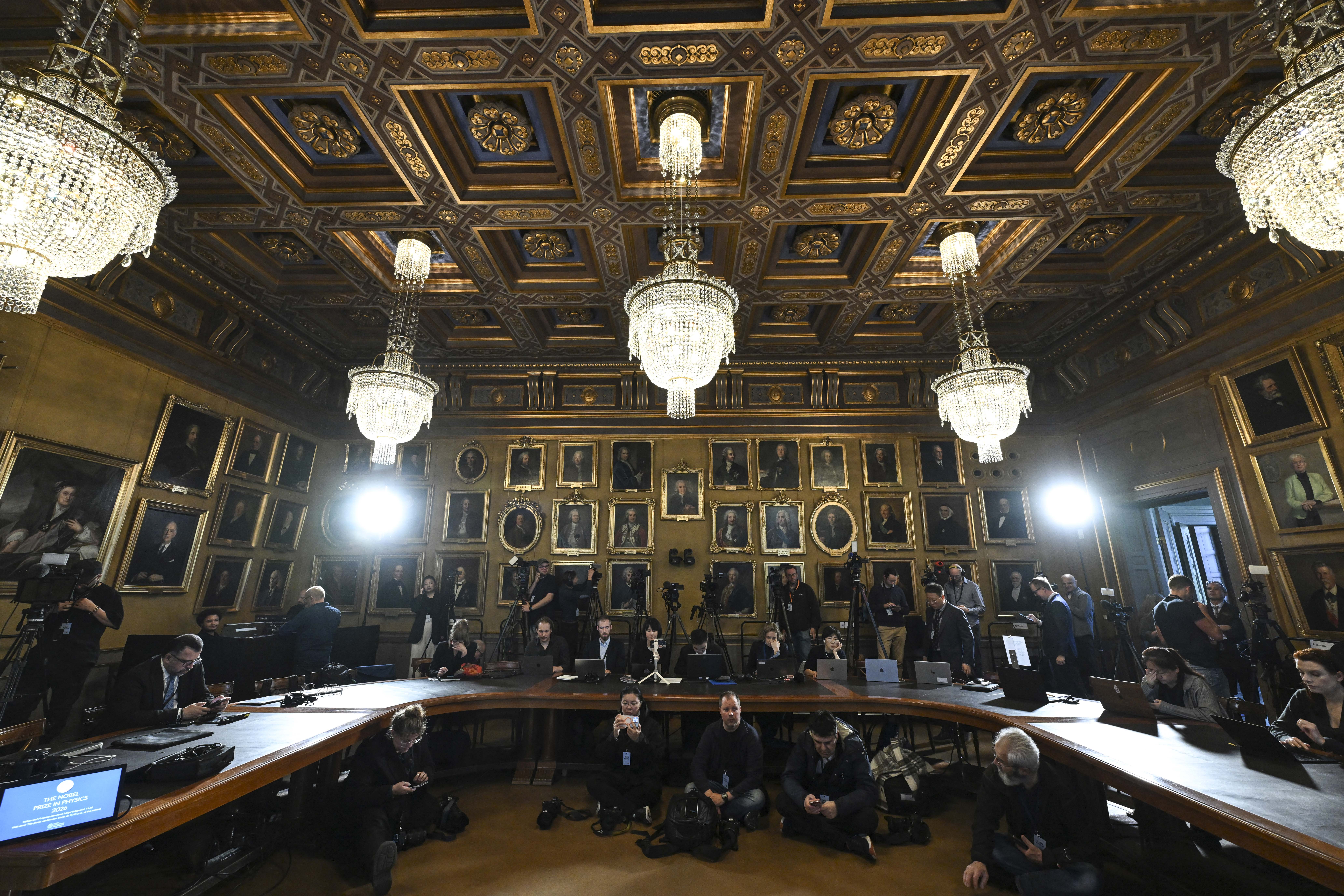 Денят в снимки: Париж, Нобелова награда и камилски надбягвания 34 id6100307 GettyImages 2298251539 vs