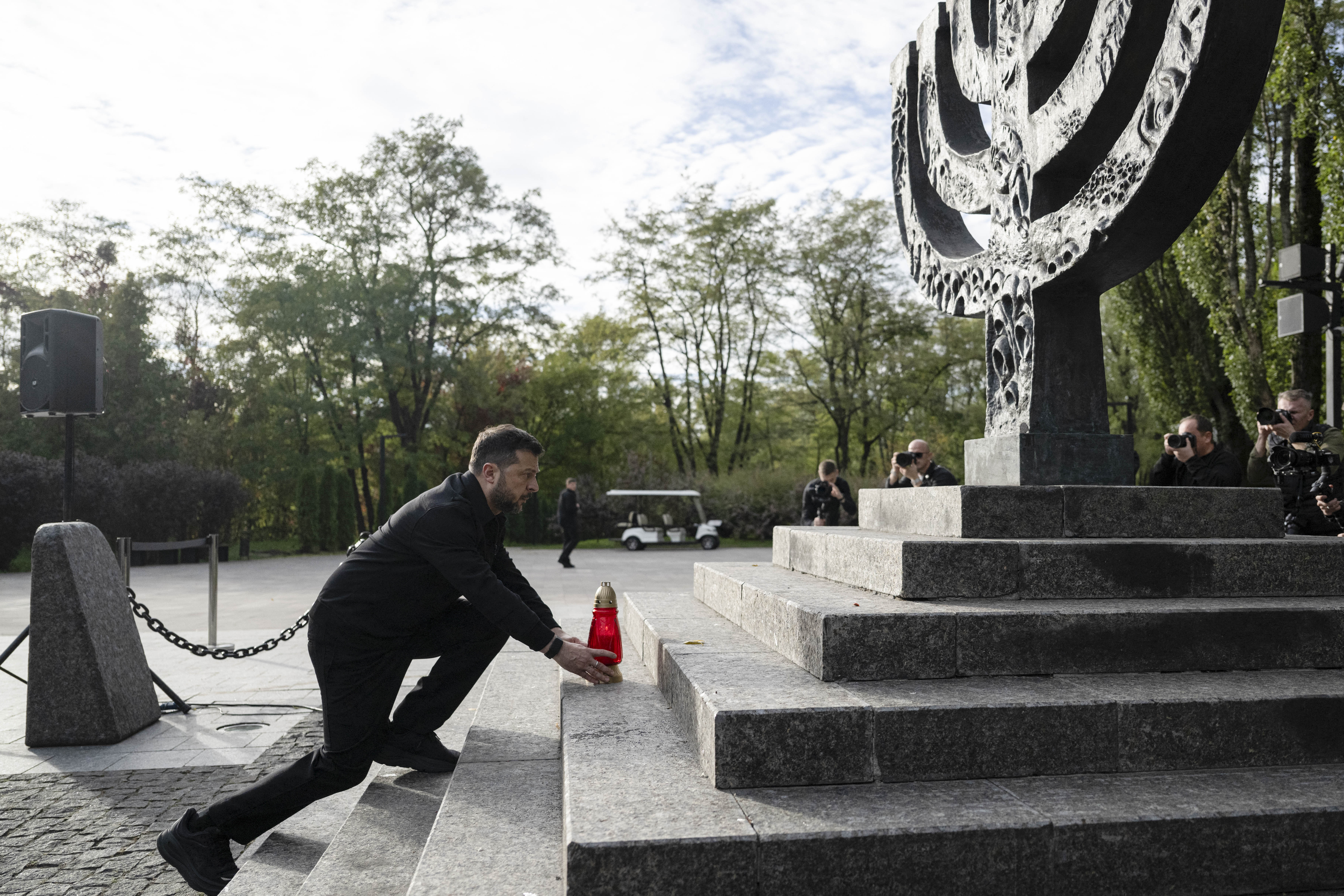 Денят в снимки: Париж, Нобелова награда и камилски надбягвания 40 id6100346 GettyImages 2298298083 vs