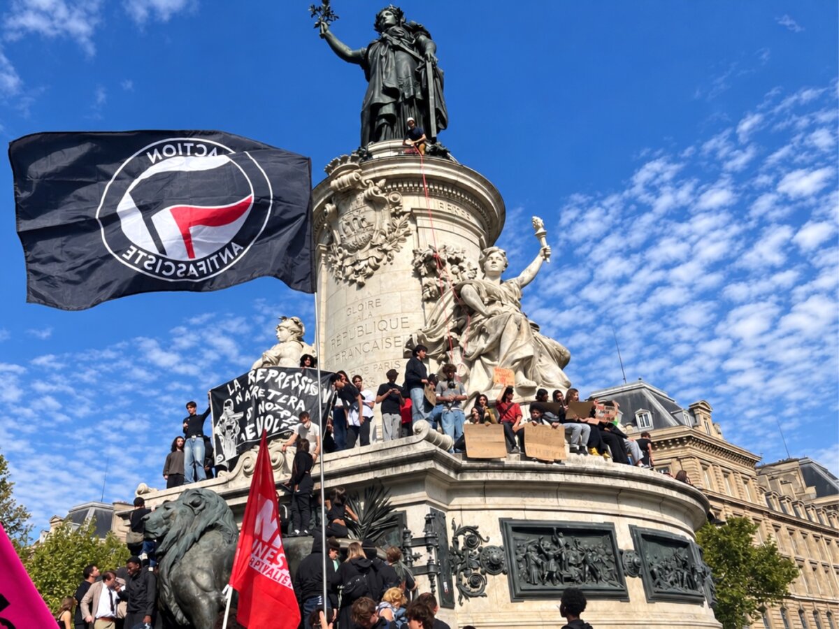 Tear gas drifts across Place de la Nation at the end of a Paris high school march from Place de la République, France, on Oct. 6, 2026. Students carried the Antifa flag.
(Etienne Fauchaire/The Epoch Times)