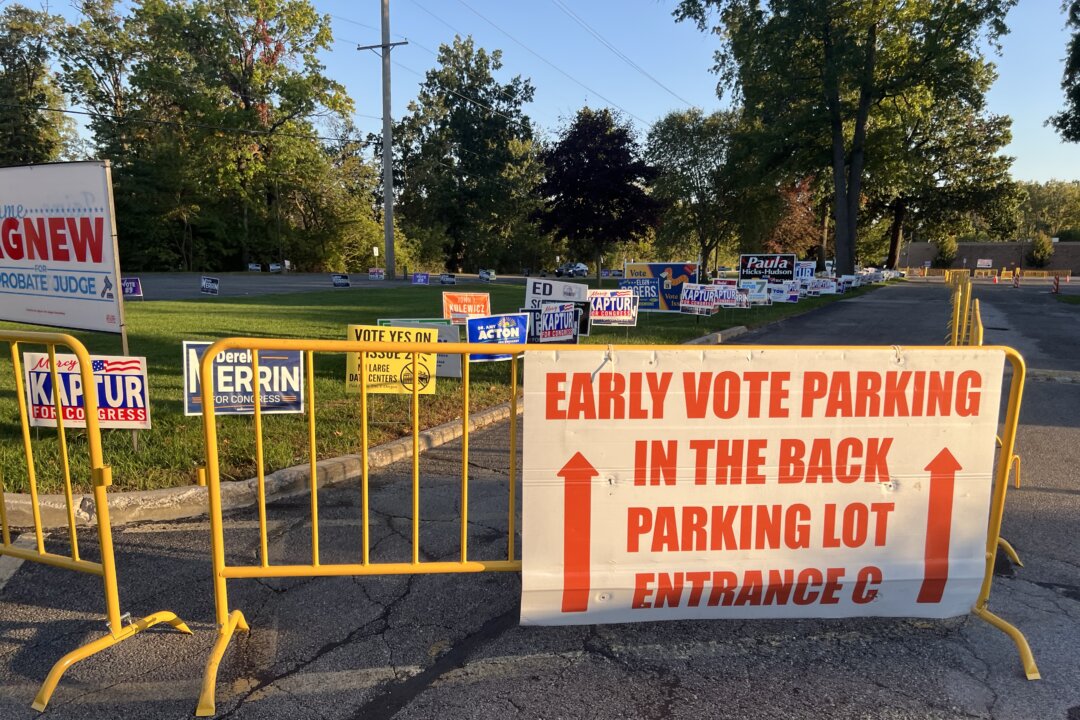Ohio early voting begins with control of Congress at stake