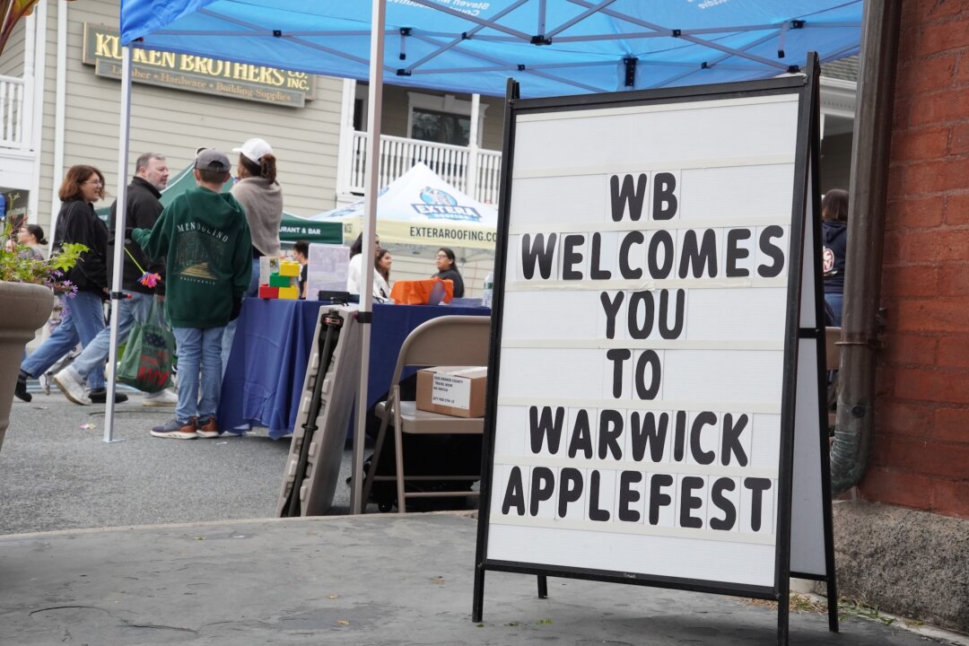 30,000 People Visit Downtown Warwick for Yearly Applefest