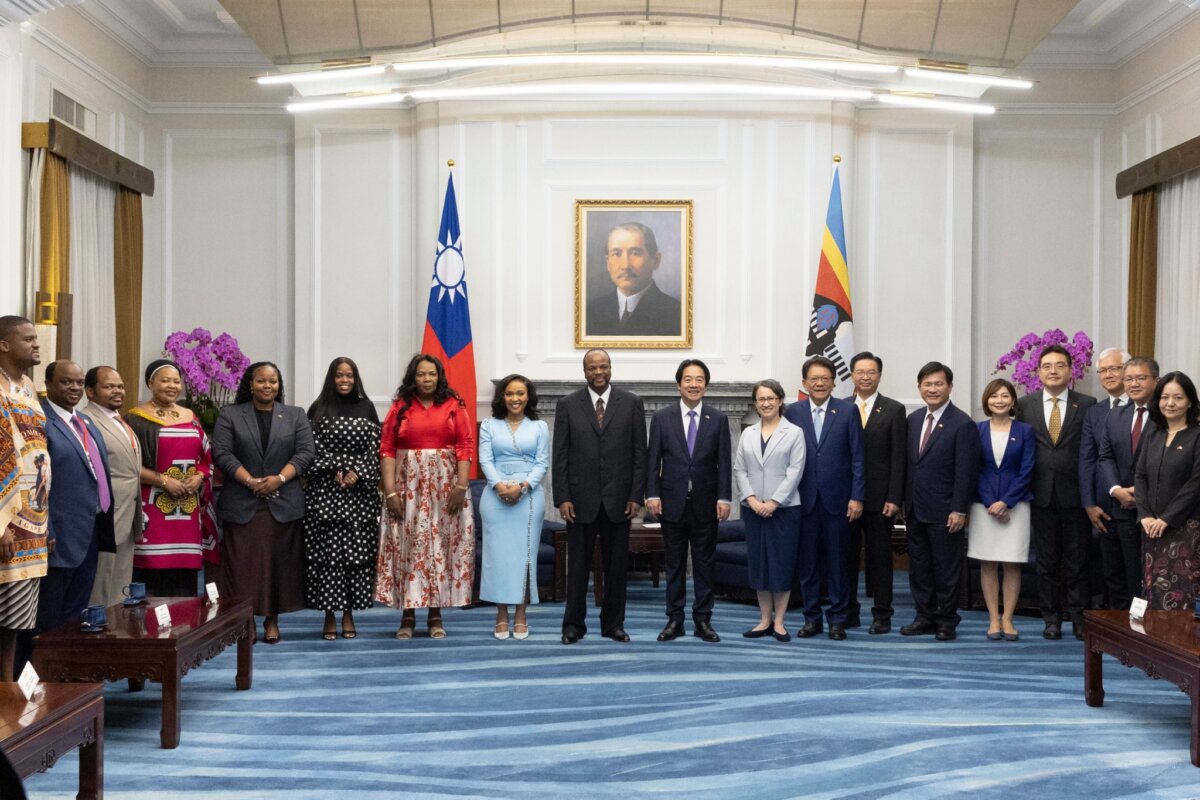 Taiwanese President Lai Ching-te (C) and Eswatini’s King Mswati III (left of Lai) pose for a group photo with officials and members of the Eswatini delegation in Taipei on Oct. 9, 2026. (Courtesy of Office of the President of ROC)